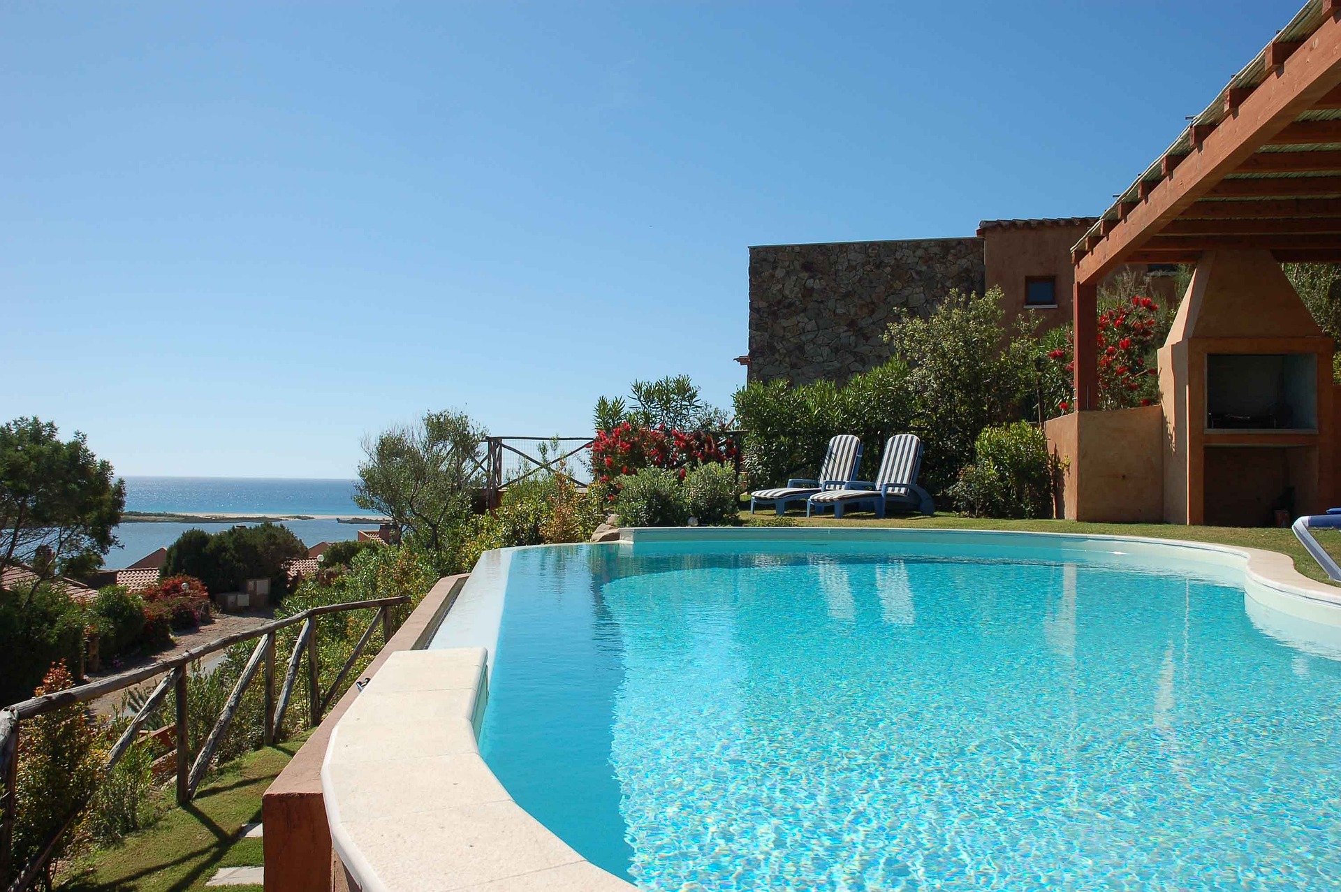 swimming-pool-2386261_1920 Fréjus conciergerie